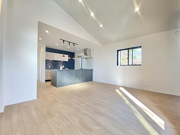 明るく落ち着きのあるリビングです。お友達が遊びに来た時にも使えますし、ちょっと疲れた時にお昼寝できるのも嬉しいですね。