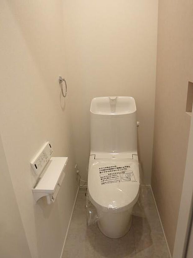ウォシュレット付き清潔感の溢れるトイレです。落ち着いた空間で安らぎのひとときをお過ごし頂けます。(2か所あります)