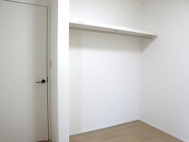 クローゼットには棚やハンガーパイプが付いており、スーツや上着などがスッキリ収納可能です。