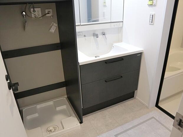 ハンドシャワー付き洗面台 朝の洗髪に便利なハンドシャワーを洗面化粧台に設置。伸び縮みするため化粧台を隅々まで洗え、いつでも清潔なパウダールームを保てます。