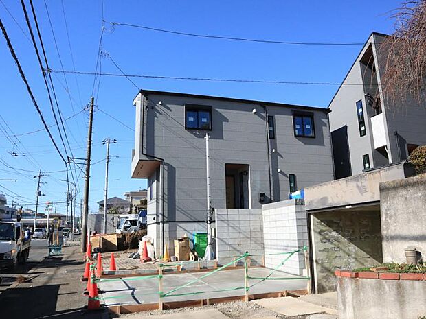 前面道路11.05ｍです。毎日のお車の出し入れもストレスなく行えます。（2026.1.9撮影）