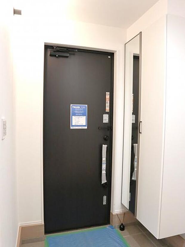 雑多な玄関ではなくスッキリ空間としてお家の顔になるよう設計いたしました。