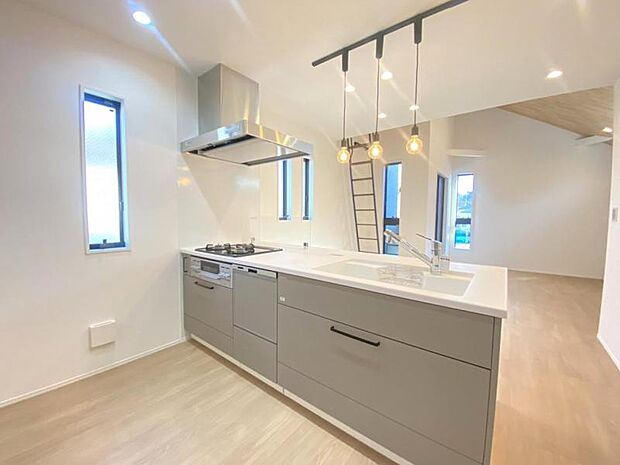 広々とした対面式キッチンスペース。食洗機と浄水器が付き、収納力もあるキッチンはお料理が捗ります。