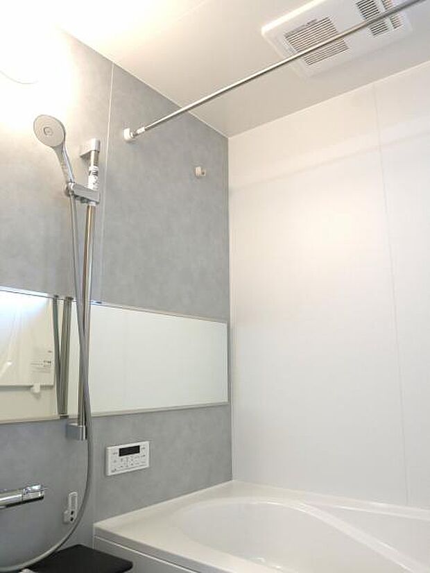 小窓や浴室乾燥機付きで雨の日の洗濯も可能です。汚れが付き辛くお掃除が楽な仕様となっております。