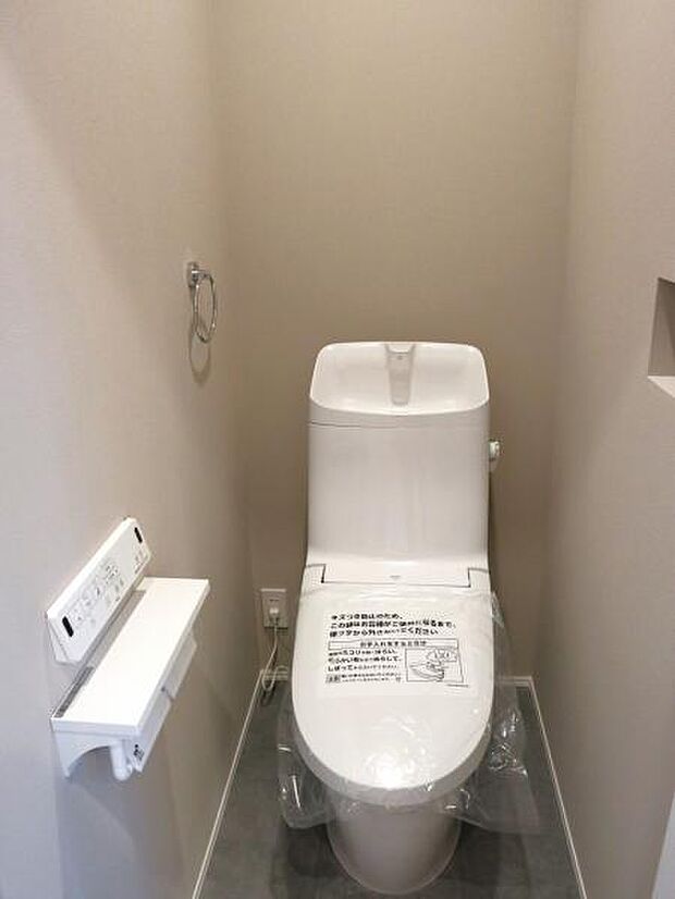 ウォシュレット付き清潔感の溢れるトイレです。落ち着いた空間で安らぎのひとときをお過ごし頂けます。(2か所あります)