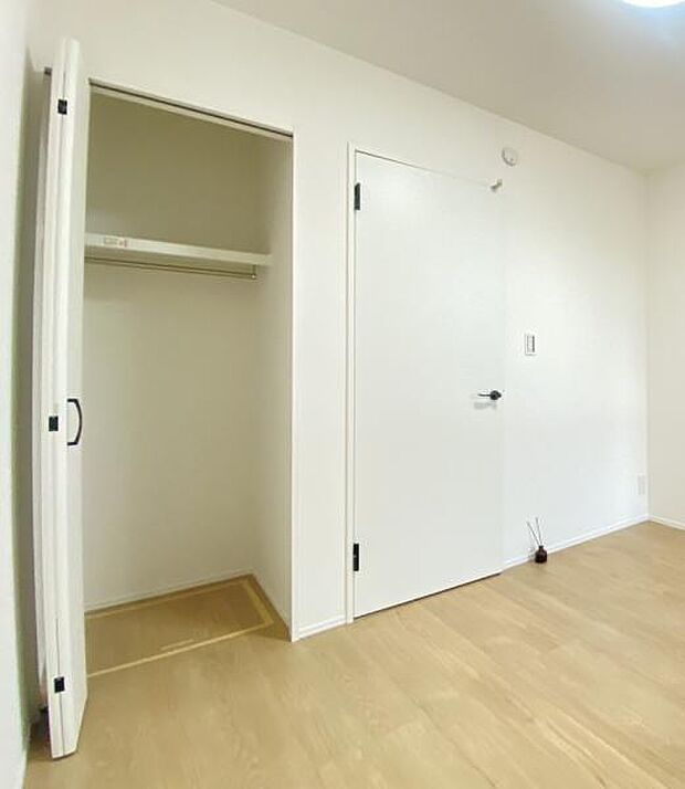 クローゼットには棚やハンガーパイプが備えられているので、大切なお洋服にしわを付けずにそのまましまうことが出来ます。