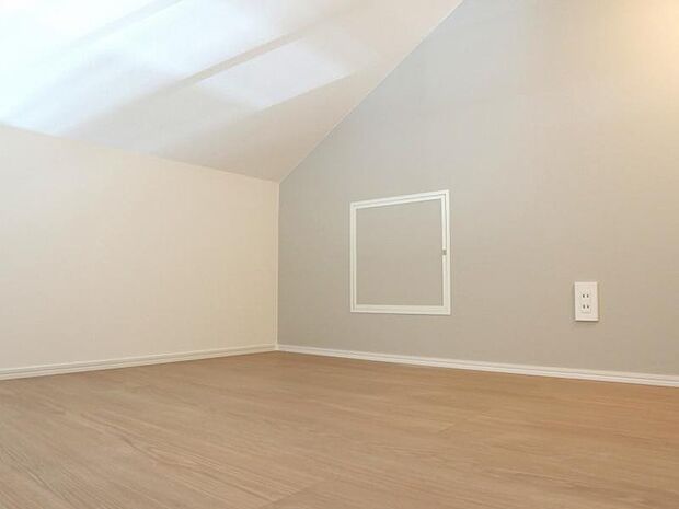 広々としたロフトは多目的にお使いいただける便利な空間です。用途に合わせてお使い頂けます。