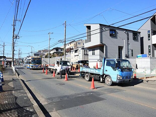 前面道路11.05ｍです。毎日のお車の出し入れもストレスなく行えます。（2026.1.9撮影）