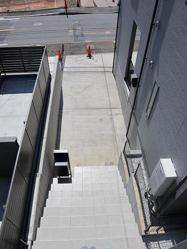 玄関につながる駐車スペースなので重い荷物の出し入れの負担を最小限に抑えられます。