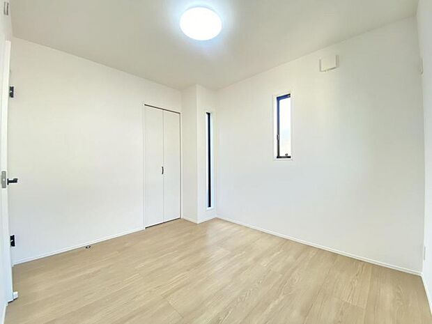 日々の疲れを癒してくれる主寝室。自由度が高いので家具のレイアウトでお好みの空間を創りだせます。