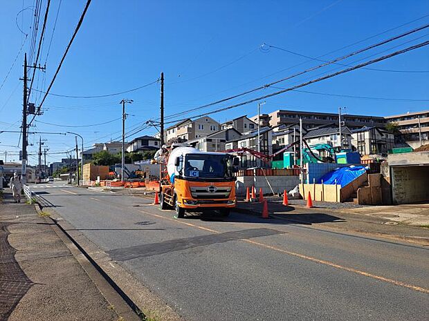 前面道路です。毎日のお車の出し入れもストレスなく行えます。(2025.10.17撮影)