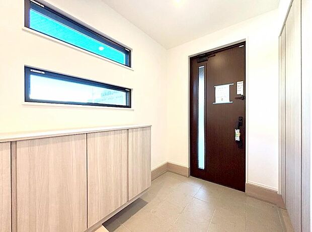 雑多な玄関ではなくスッキリ空間としてお家の顔になるよう設計いたしました。