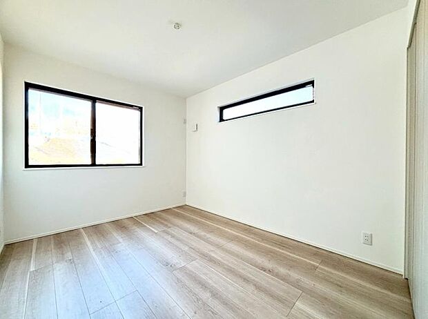 洋室6帖　窓から注がれる光で家族とのコミュニケーションも明るくなりそうな居室です。