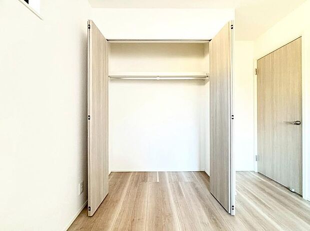 各部屋に備えられたクローゼット。普段使わないものなども収納可能ですので、居室を広く使うことが出来ます。