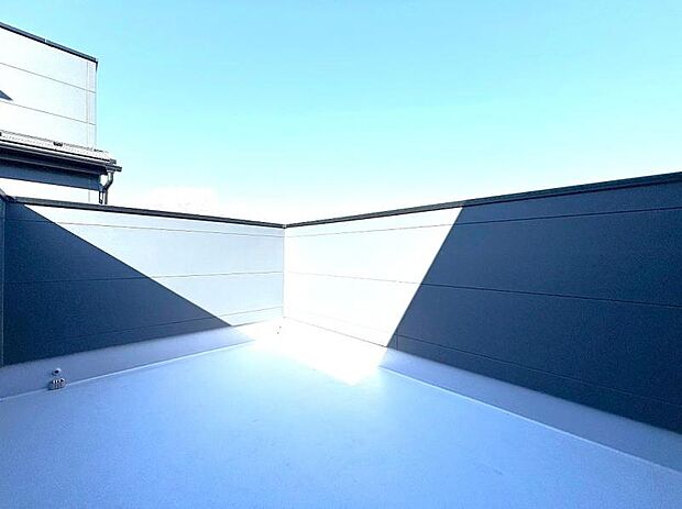 外からの目線が気になりにくく陽当り良いルーフバルコニー。