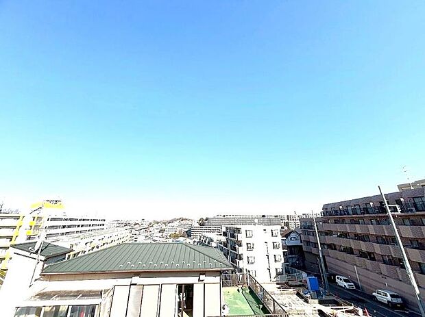 この街ならではの美しい風景と、ここから紡がれる物語が始まります。