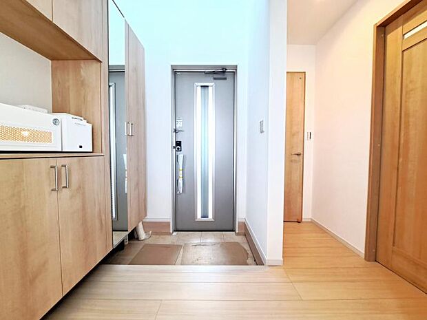 雑多な玄関ではなくスッキリ空間としてお家の顔になるよう設計いたしました。