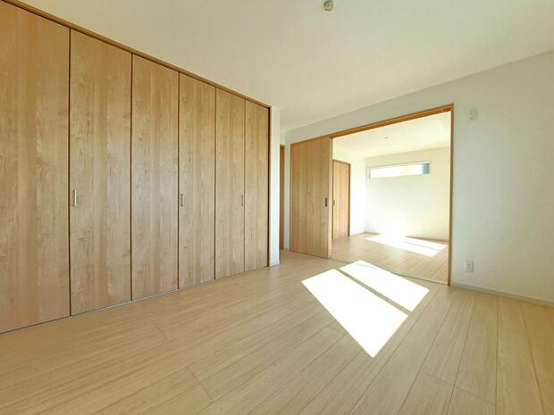 洋室8帖　居室には収納スペースが豊富なため、シンプルですっきりとした暮らしが実現できます。