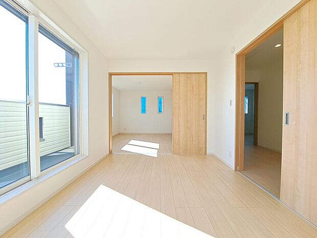 洋室6帖　窓から注がれる光で家族とのコミュニケーションも明るくなりそうな居室です。