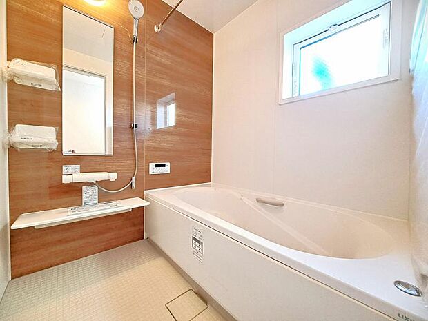 小窓や浴室乾燥機付きで雨の日の洗濯も可能です。汚れが付き辛くお掃除が楽な仕様となっております。