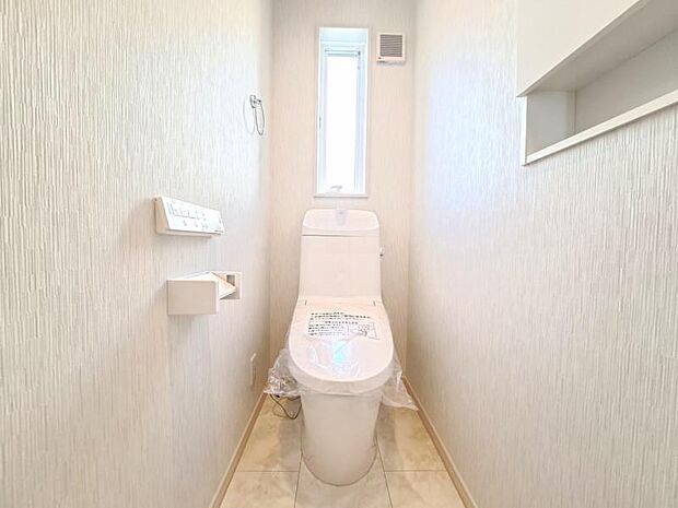 小窓が付いた清潔感の溢れるトイレです。落ち着いた空間で安らぎのひとときをお過ごし頂けます。（2か所あり）