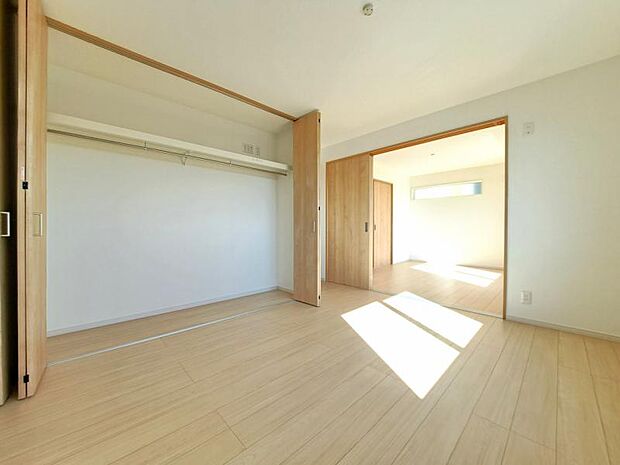 大きなクローゼット。お子様のオモチャはもちろん、パパのスーツやママのバッグまでたっぷり収納できそうですね。