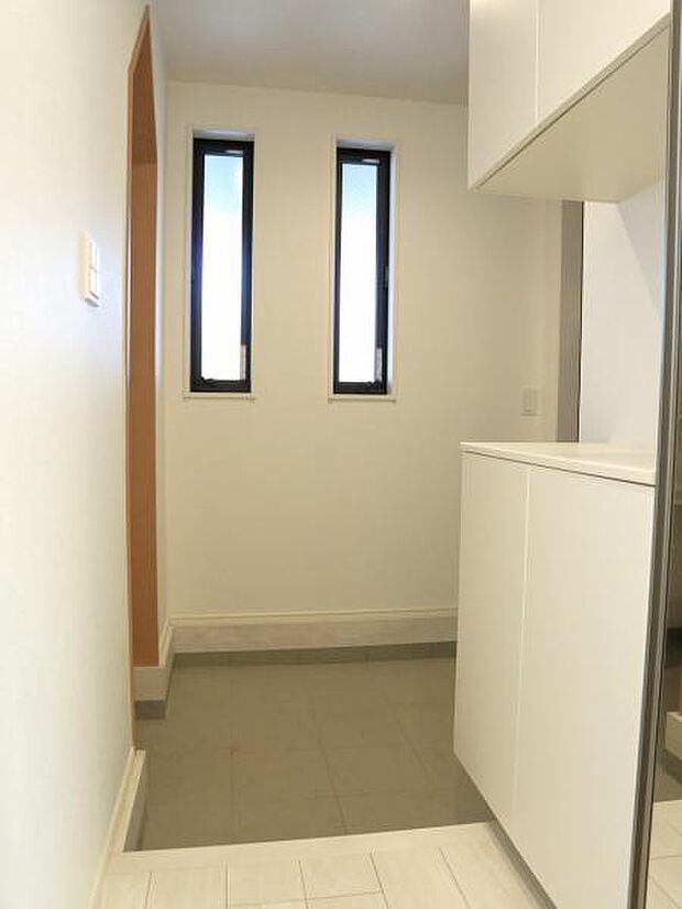 玄関には収納豊富なシューズクロークも完備。雑多な玄関でなくスッキリ空間にできるよう設計しました。