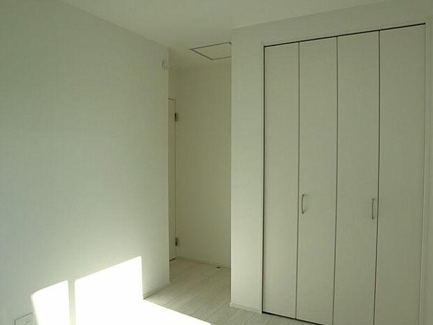 洋室5.3帖 家族個々の安らぎの空間。誰もが好みで飾れるシンプルな室内に仕上げてあります。