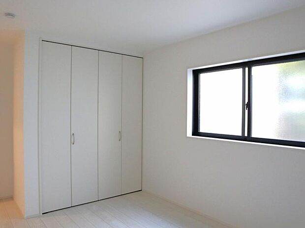 洋室7.28帖 居室には収納スペースが豊富なため、シンプルですっきりとした暮らしが実現できます。