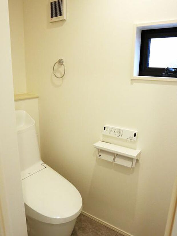 小窓が付いた清潔感の溢れるトイレです。落ち着いた空間で安らぎのひとときをお過ごし頂けます。(2か所あります。)