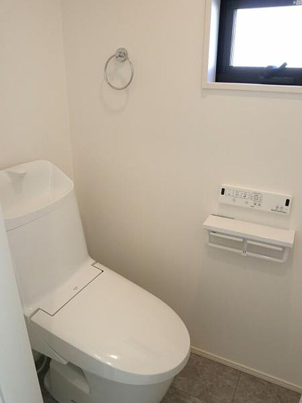 トイレ2か所 「慌ただしい朝、パパがなかなかトイレから出てこない…」。そんなストレスも、トイレが二つあれば解消。スムーズに朝の身支度を行えます。