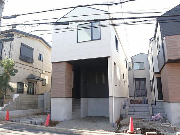 玄関につながる駐車スペースなので重い荷物の出し入れの負担を最小限に抑えられます。(2025.11.28撮影)