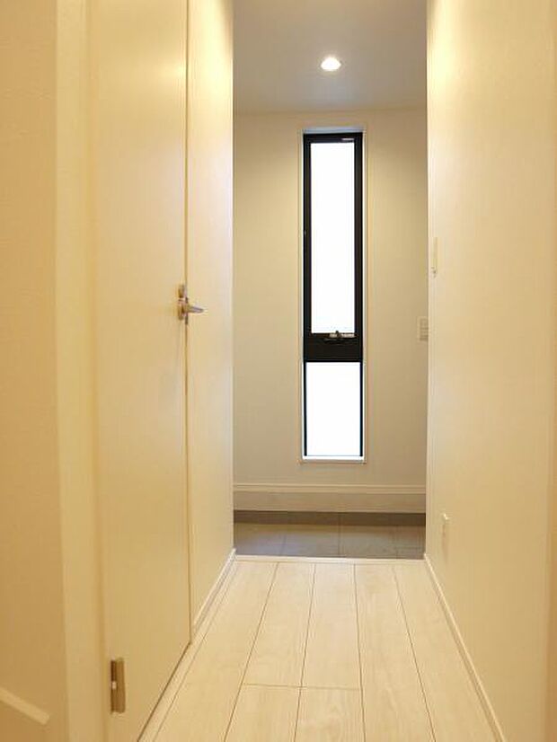 雑多な玄関ではなくスッキリ空間としてお家の顔になるよう設計いたしました。