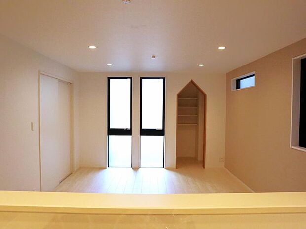 LDK16.87帖　落ち着きのあるリビングです。お友達が遊びに来た時にも使えますし、ちょっと疲れた時にお昼寝できるのも嬉しいですね。