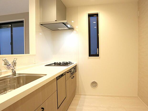 広々とした対面式キッチンスペース。食洗機と浄水器が付き、収納力もあるキッチンはお料理が捗ります。横には小窓もあります。