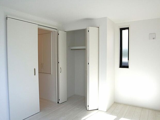 クローゼットには棚やハンガーパイプが付いており、スーツや上着などがスッキリ収納可能です。