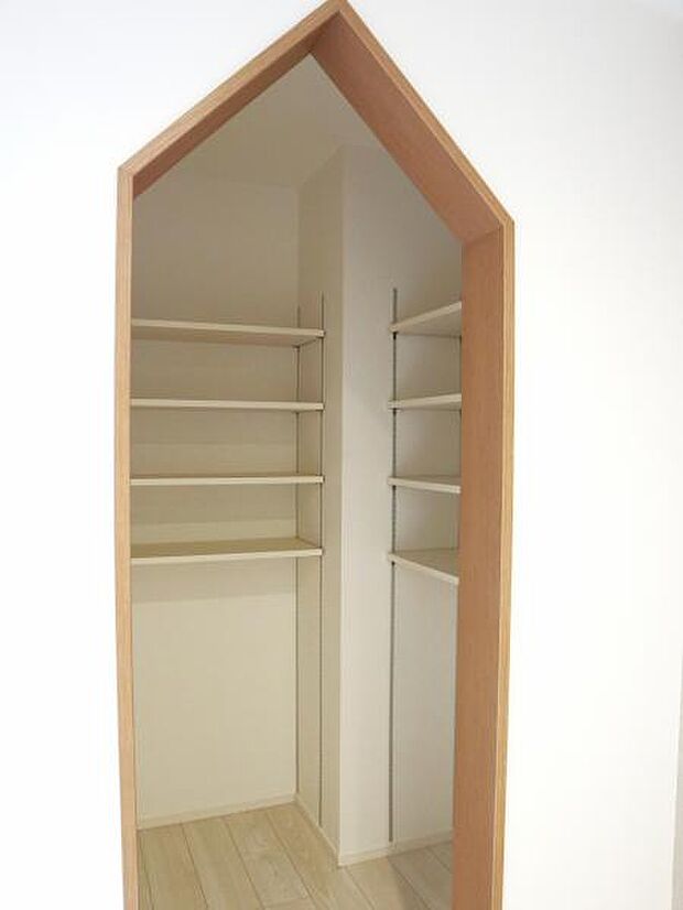 リビングには空間を効率的に利用した収納スペースを確保。一日の始まりと終わりを美しく演出します。