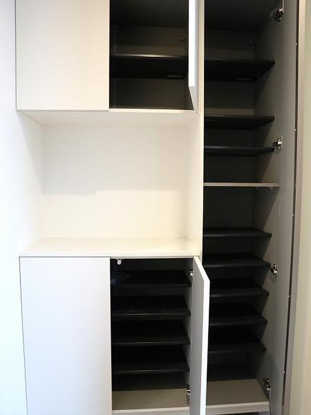 玄関のシューズクローゼットには鏡がついており玄関を広く見せつつ身だしなみを整えることができます。