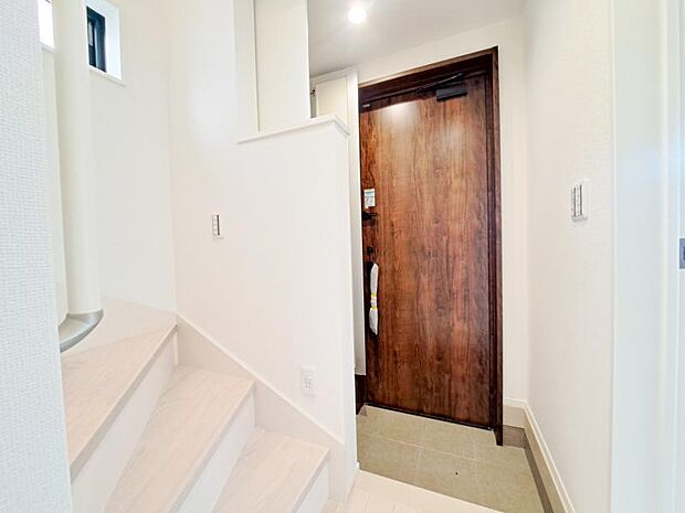 雑多な玄関ではなくスッキリ空間としてお家の顔になるよう設計いたしました。