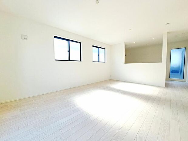 LDK16.35帖 落ち着きのあるリビングです。お友達が遊びに来た時にも使えますし、ちょっと疲れた時にお昼寝できるのも嬉しいですね。