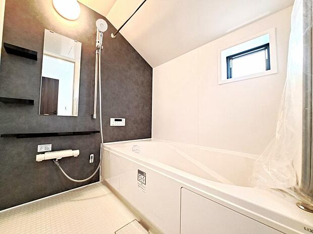 小窓や浴室乾燥機付きで雨の日の洗濯も可能です。汚れが付き辛くお掃除が楽な仕様となっております。