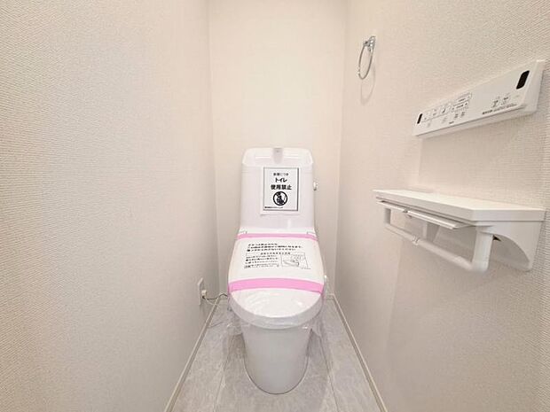 清潔感の溢れるトイレです。落ち着いた空間で安らぎのひとときをお過ごし頂けます(トイレ2か所あり)