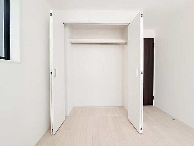 クローゼットには棚やハンガーパイプが付いており、スーツや上着などがスッキリ収納可能です。
