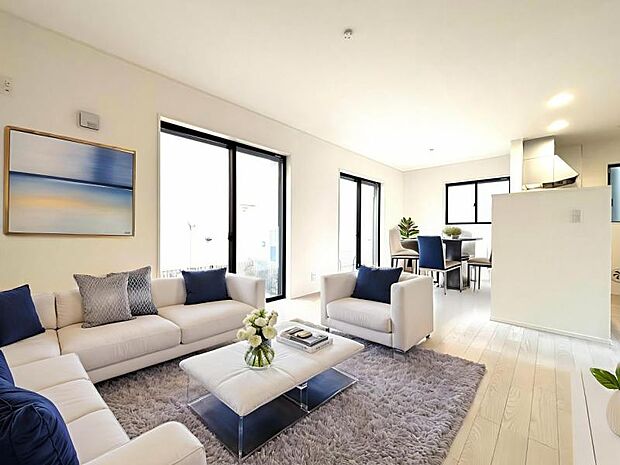 リビング（配置してある家具はCGによるイメージです）くつろげるリビングは話に夢中になりすぎて、ついつい時間を忘れてしまう。そんな束の間の幸せを感じさせてくれる場所です。