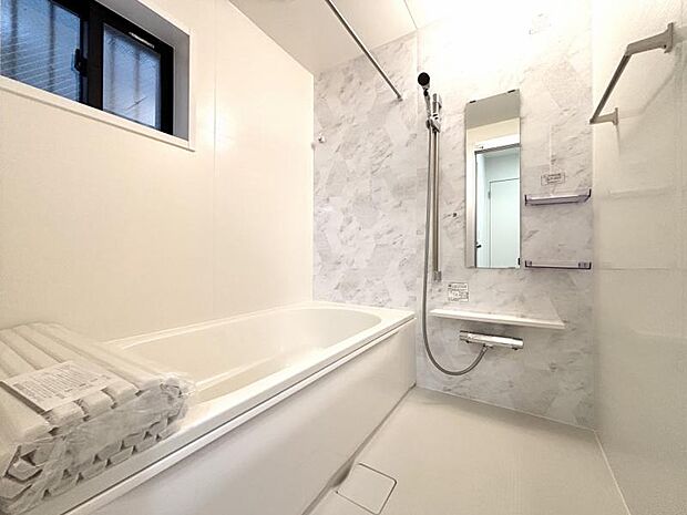 1日の疲れを癒してくれる広々とした浴室は癒しの空間。