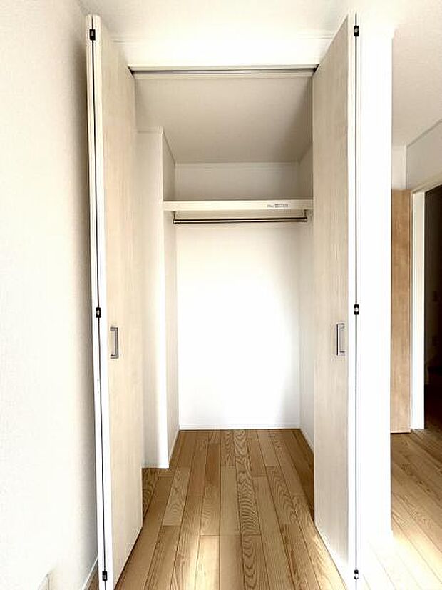 クローゼットには棚やハンガーパイプが備えられているので、大切なお洋服にしわを付けずにそのまましまうことが出来ます。思い出と一緒に大切に保管しましょう。