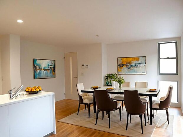 LDK16.10帖(配置してある家具はCGによるイメージです) ゆとりあるキッチンスペースを備えるリビングは家族が1番くつろげる癒しの空間です。