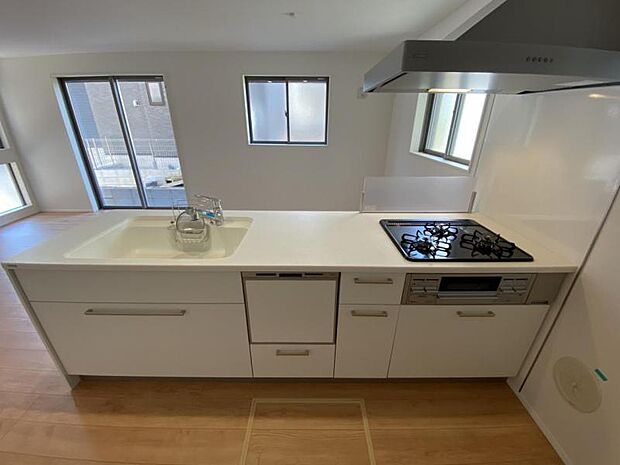 広々とした対面式キッチンスペース。食洗機と浄水器が付き、収納力もあるキッチンはお料理が捗ります。