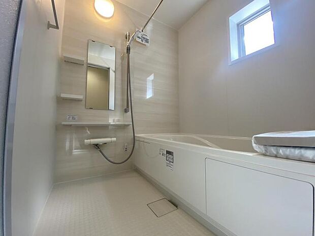 小窓や浴室乾燥機付きで雨の日の洗濯も可能です。汚れが付き辛くお掃除が楽な仕様となっております。