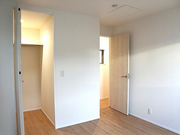 ウォークインクローゼットには普段使わない季節用品やトランクなど、大きなものもラクラク収納できます。